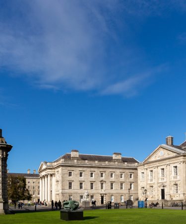 The Campanile of Trinity College depuis le Library Square