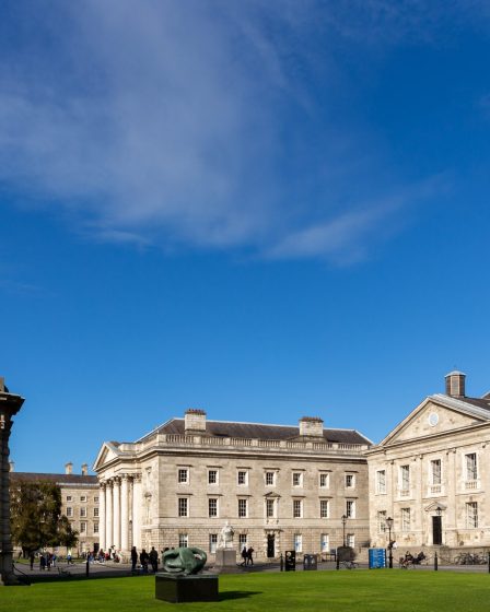 The Campanile of Trinity College depuis le Library Square